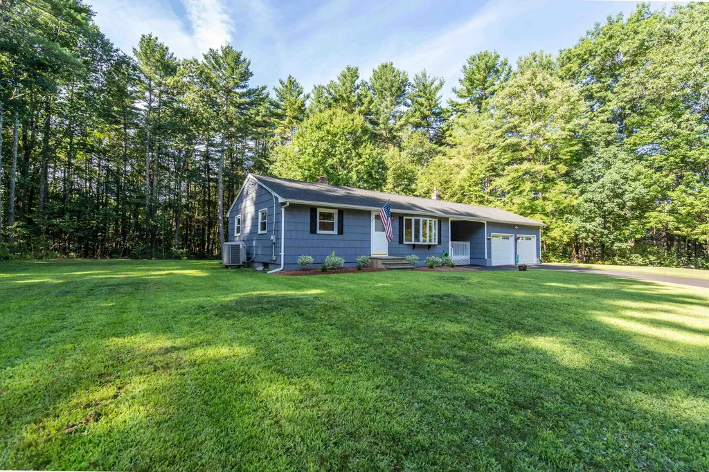8 Lincoln Street Pelham NH 03076