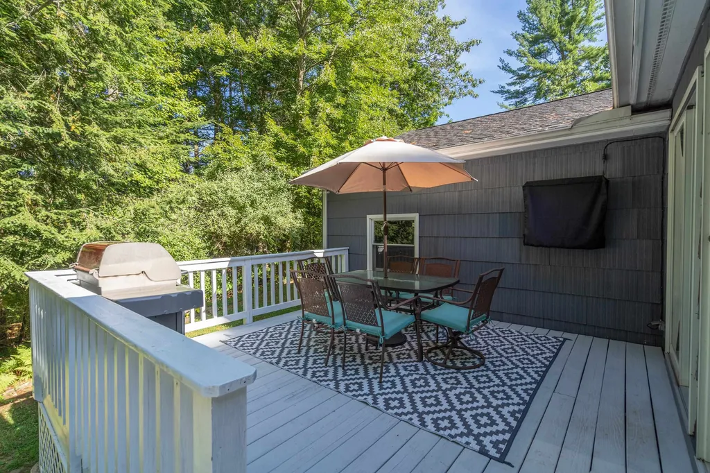 8 Lincoln Street Pelham NH 03076