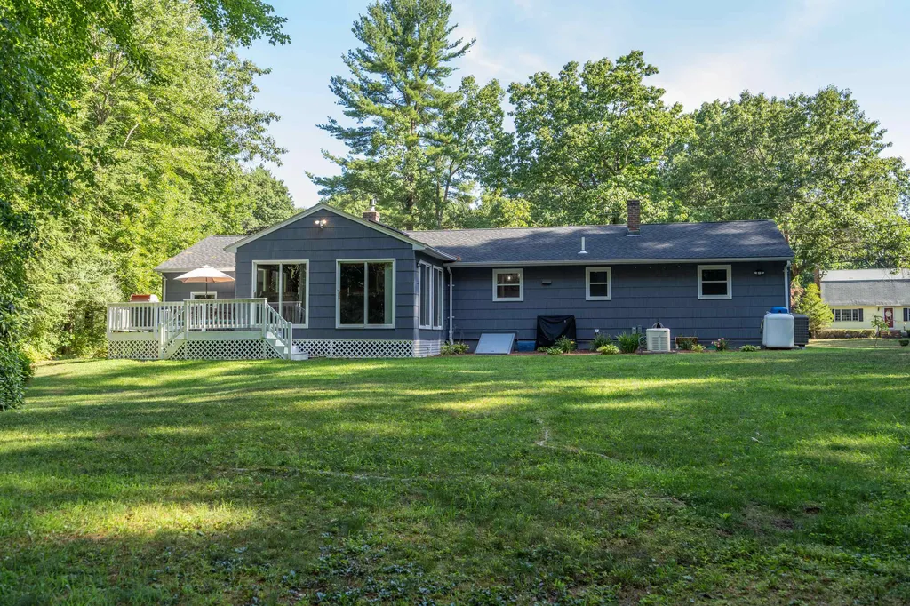 8 Lincoln Street Pelham NH 03076