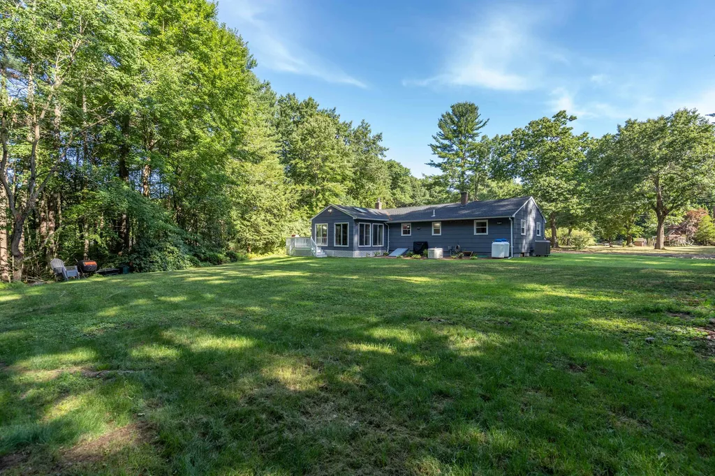 8 Lincoln Street Pelham NH 03076