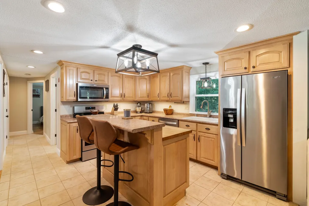 8 Lincoln Street Pelham NH 03076