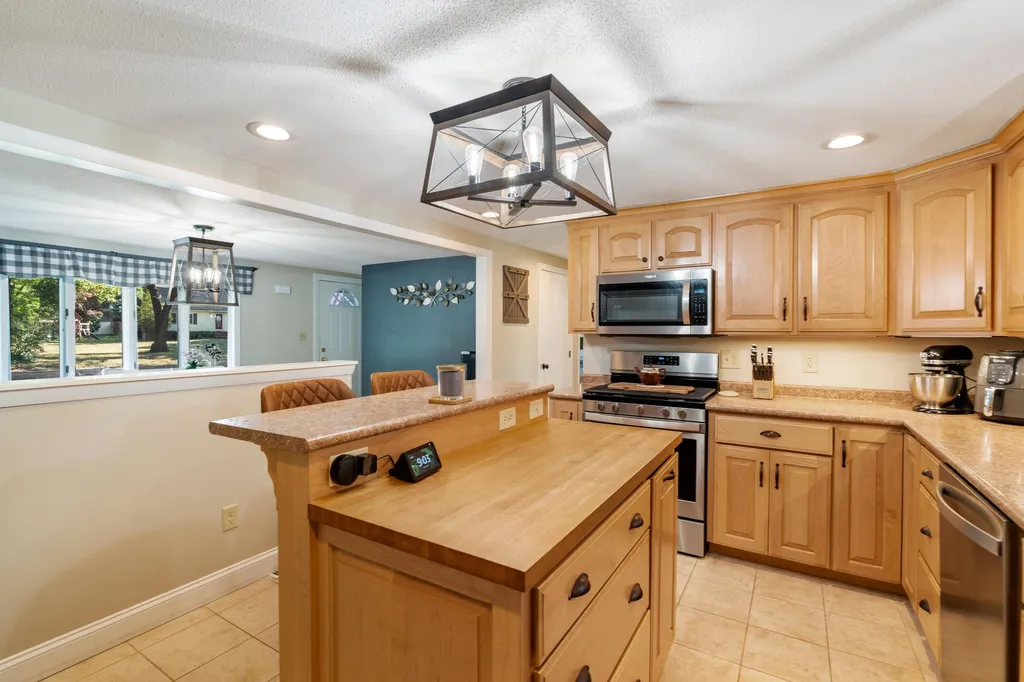 8 Lincoln Street Pelham NH 03076