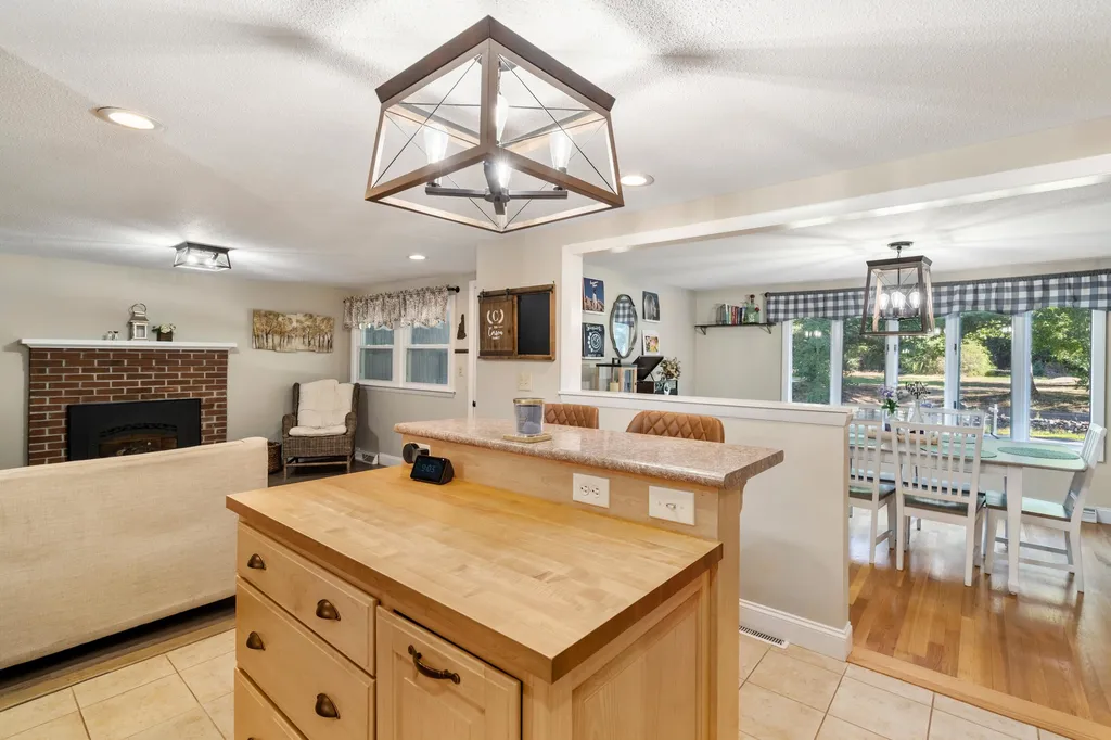 8 Lincoln Street Pelham NH 03076