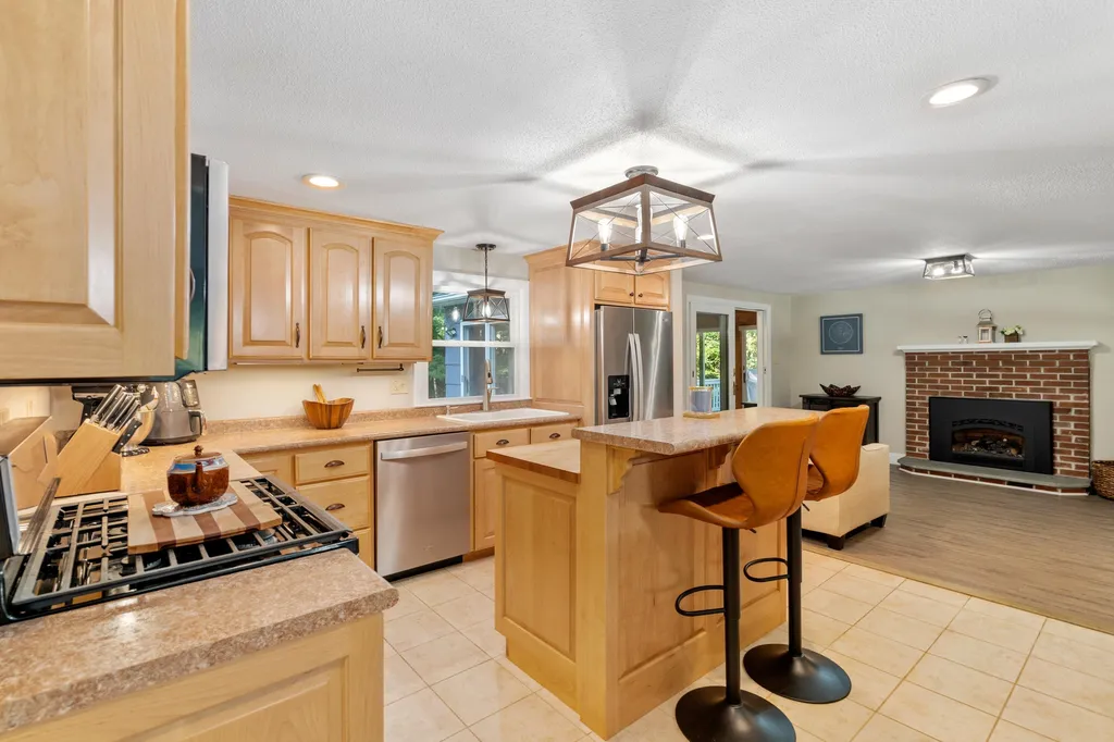 8 Lincoln Street Pelham NH 03076