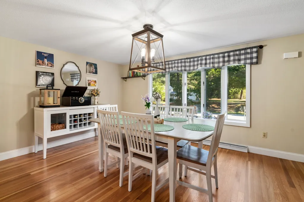 8 Lincoln Street Pelham NH 03076