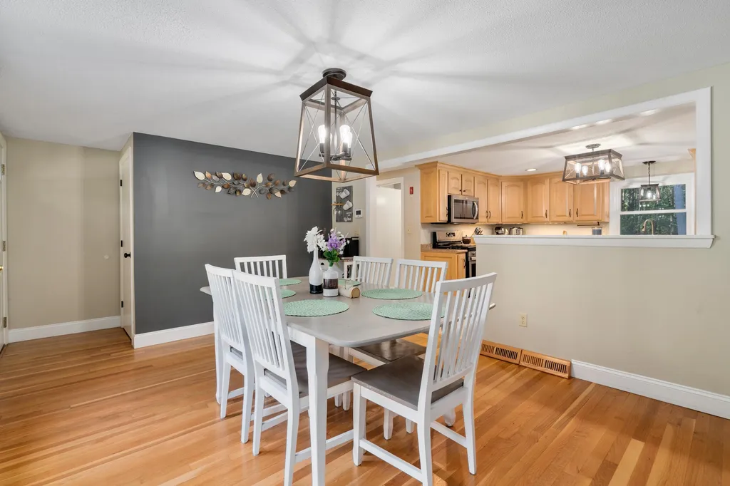 8 Lincoln Street Pelham NH 03076