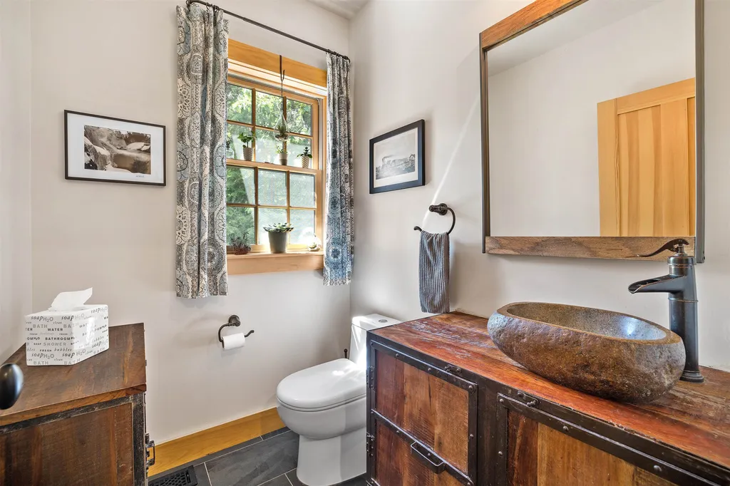 251 & 251a North Road Deerfield NH 03037