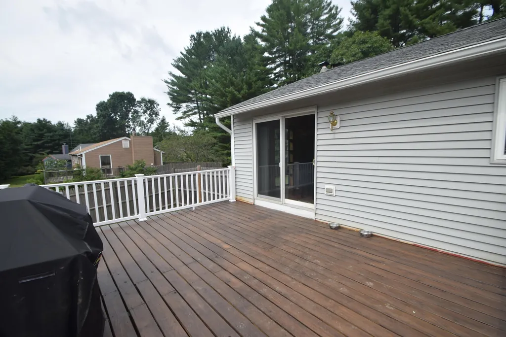 27 Maxwell Drive Derry NH 03038