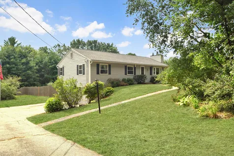 27 Maxwell Drive Derry NH 03038