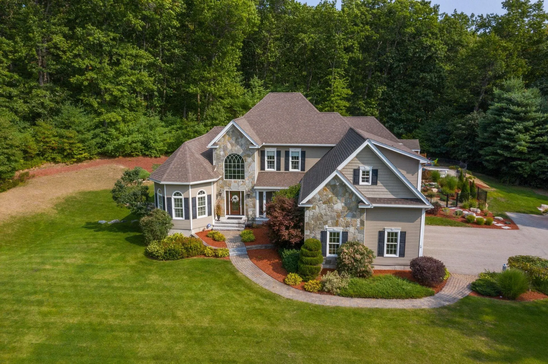 28 Tanager Way Londonderry NH 03053