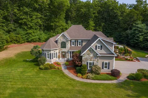 28 Tanager Way Londonderry NH 03053
