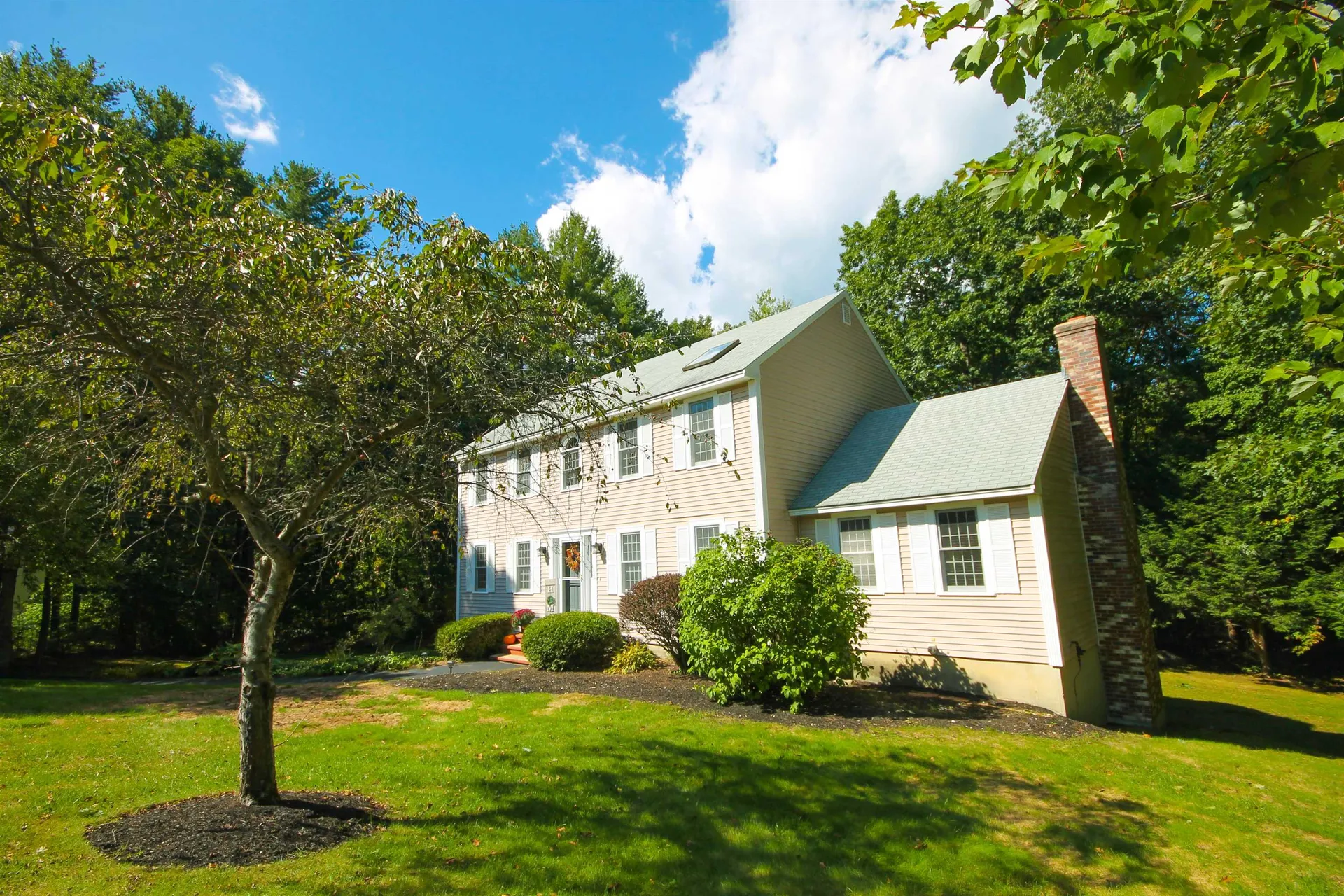 21 Robin Hood Drive Londonderry NH 03053