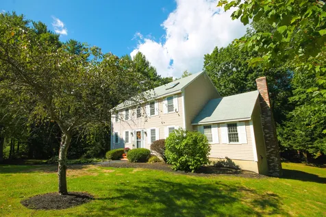 21 Robin Hood Drive Londonderry NH 03053