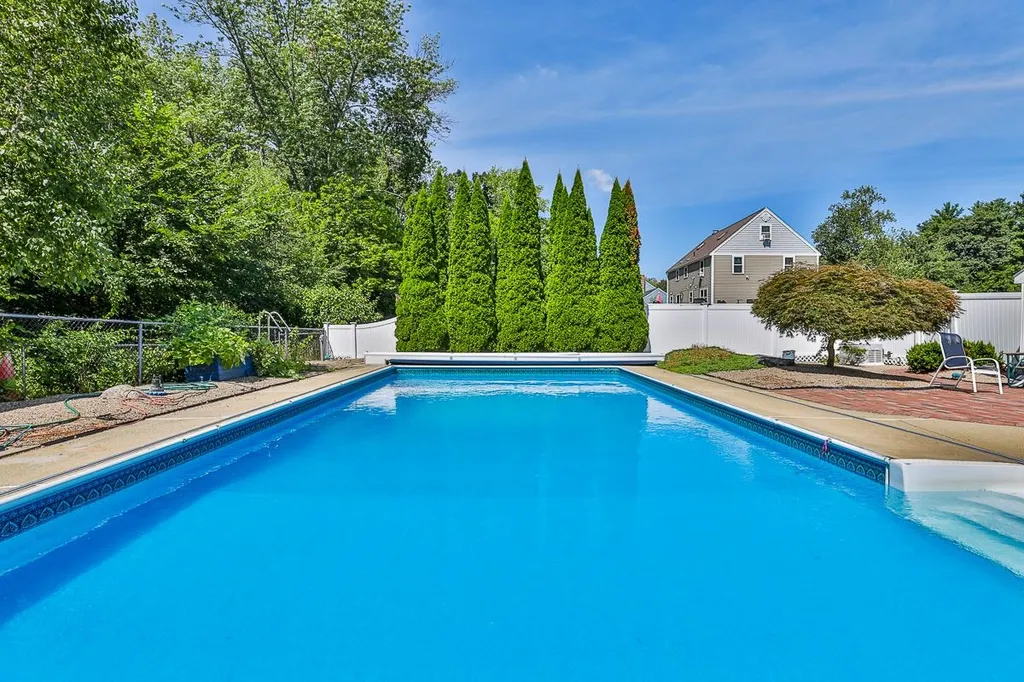 10 Donmac Drive Derry NH 03038