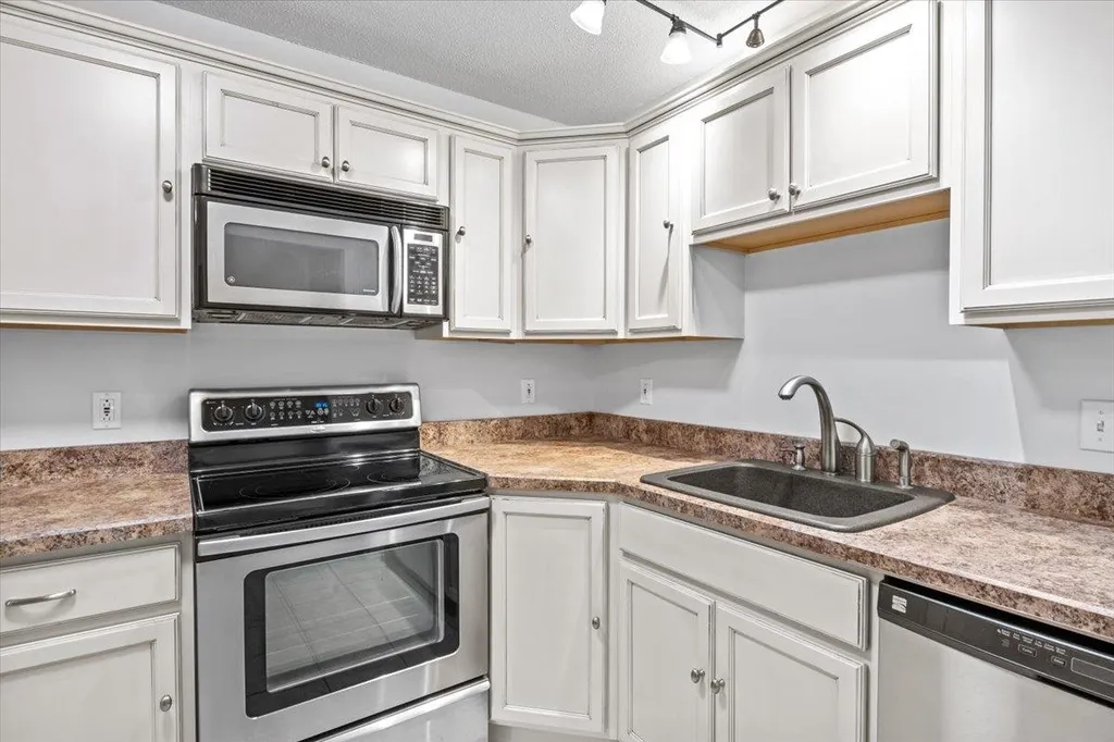63 Hawthorne Circle South Burlington VT 05403