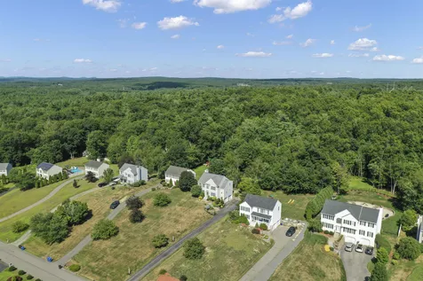 10 Meetinghouse Drive Londonderry NH 03053