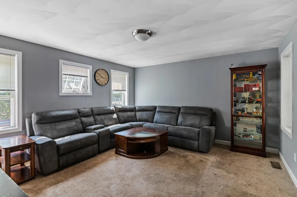 61b Pennichuck Street Nashua NH 03064