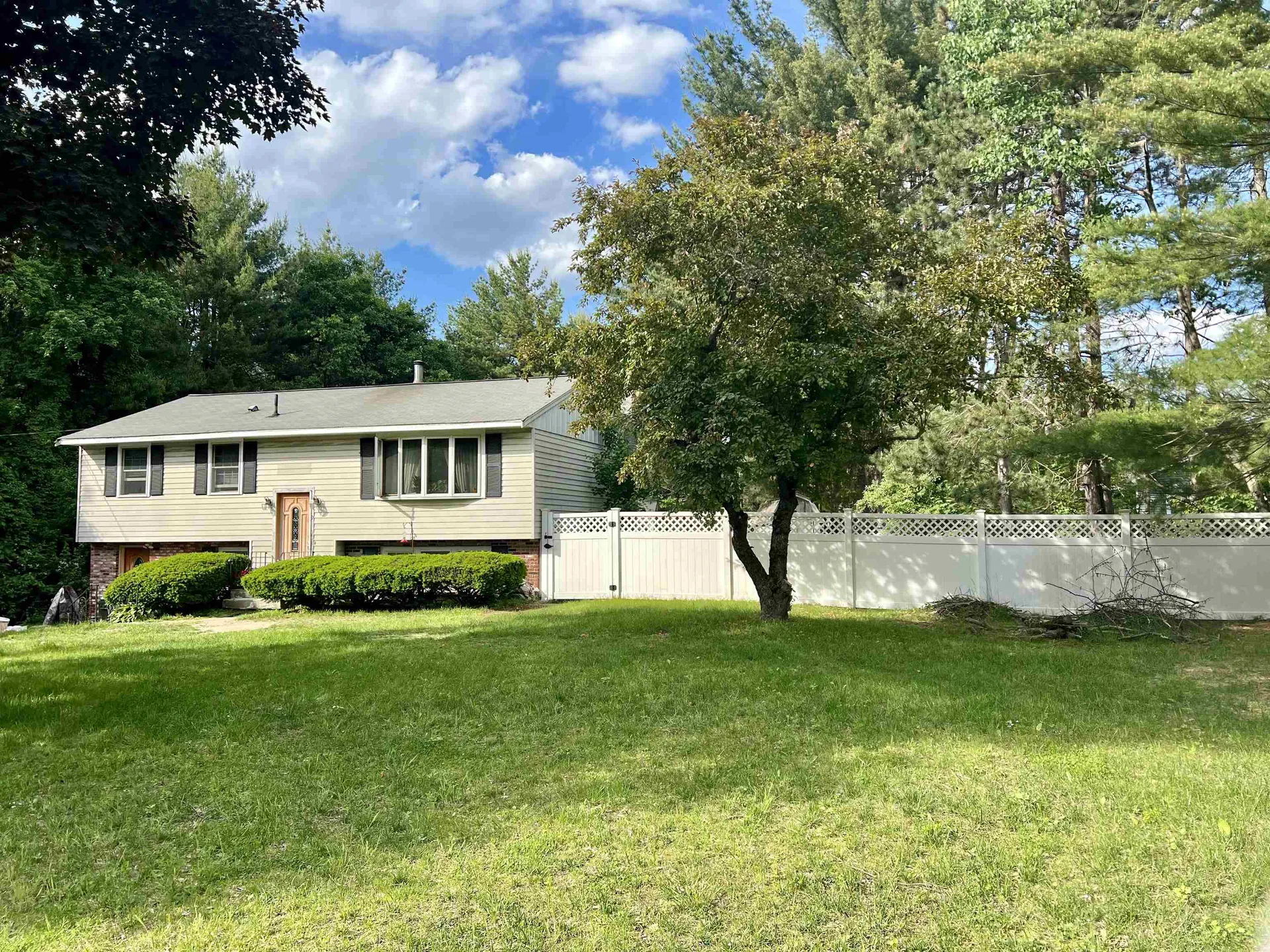 9 Horseshoe Lane Londonderry NH 03053