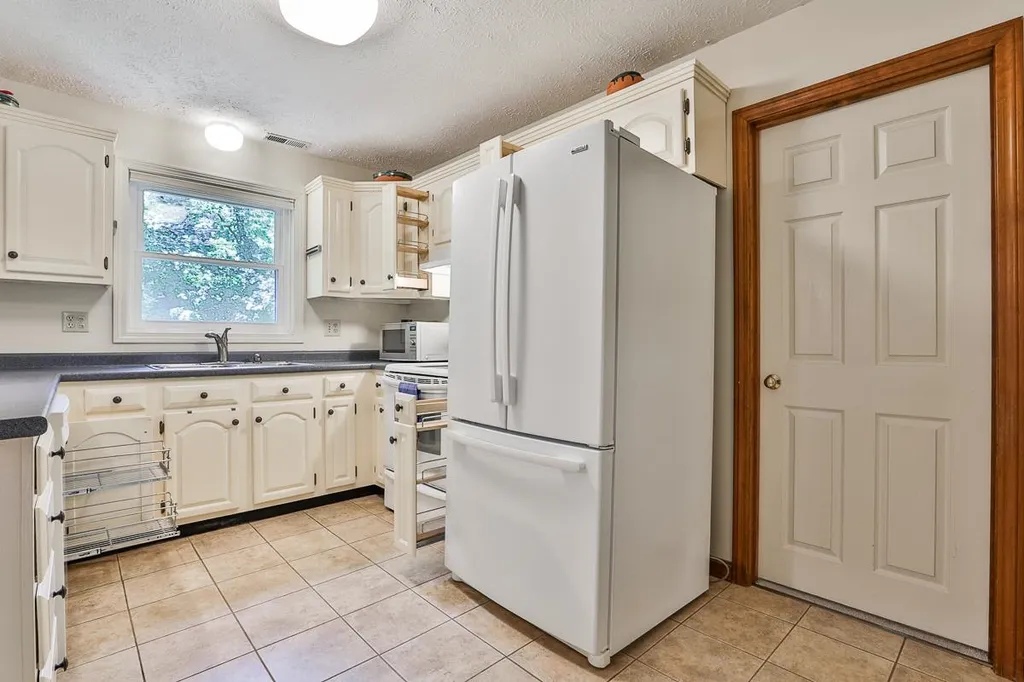 7a Kingston Way Hudson NH 03051