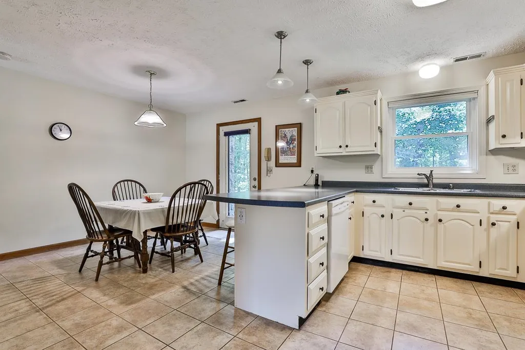 7a Kingston Way Hudson NH 03051