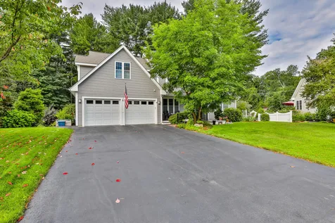 16 Smithfield Terrace Nashua NH 03064
