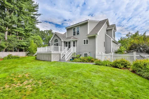 16 Smithfield Terrace Nashua NH 03064