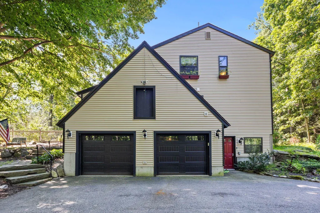 35 Pine Ridge Circle Sandown NH 03873