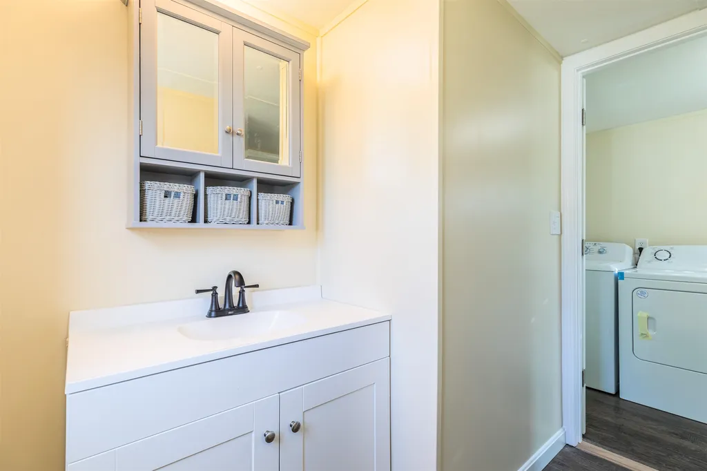 64 Hilton Avenue Exeter NH 03833-4131