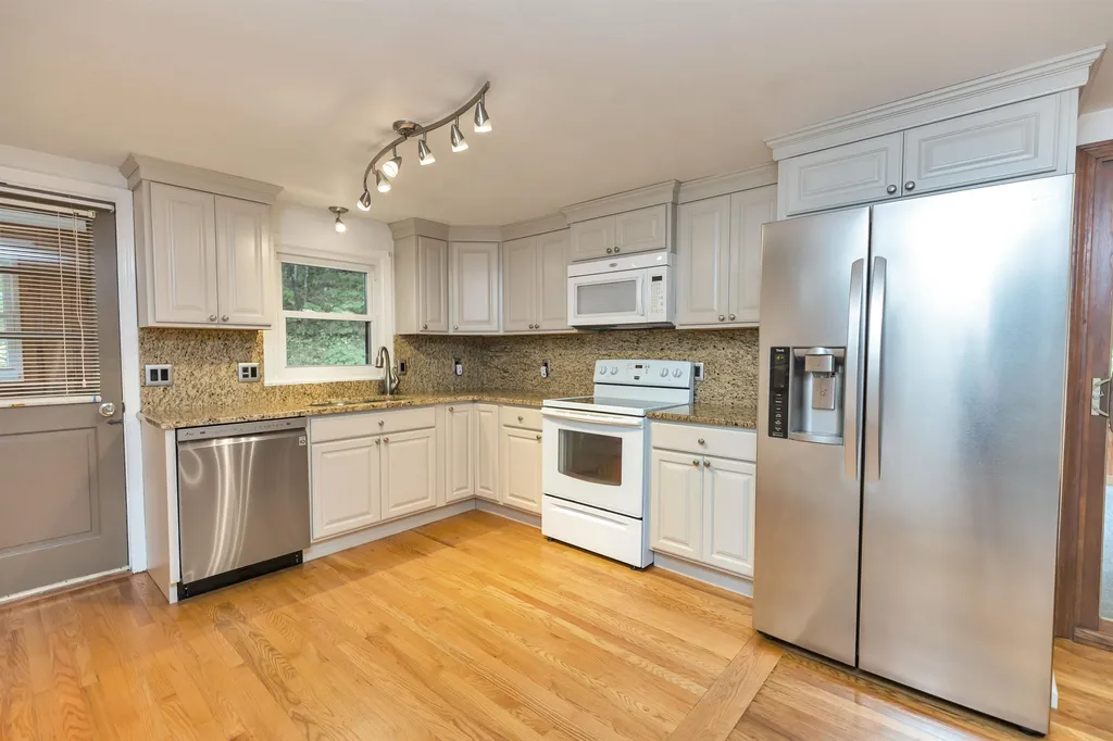 28 Jo Ellen Drive Merrimack NH 03054