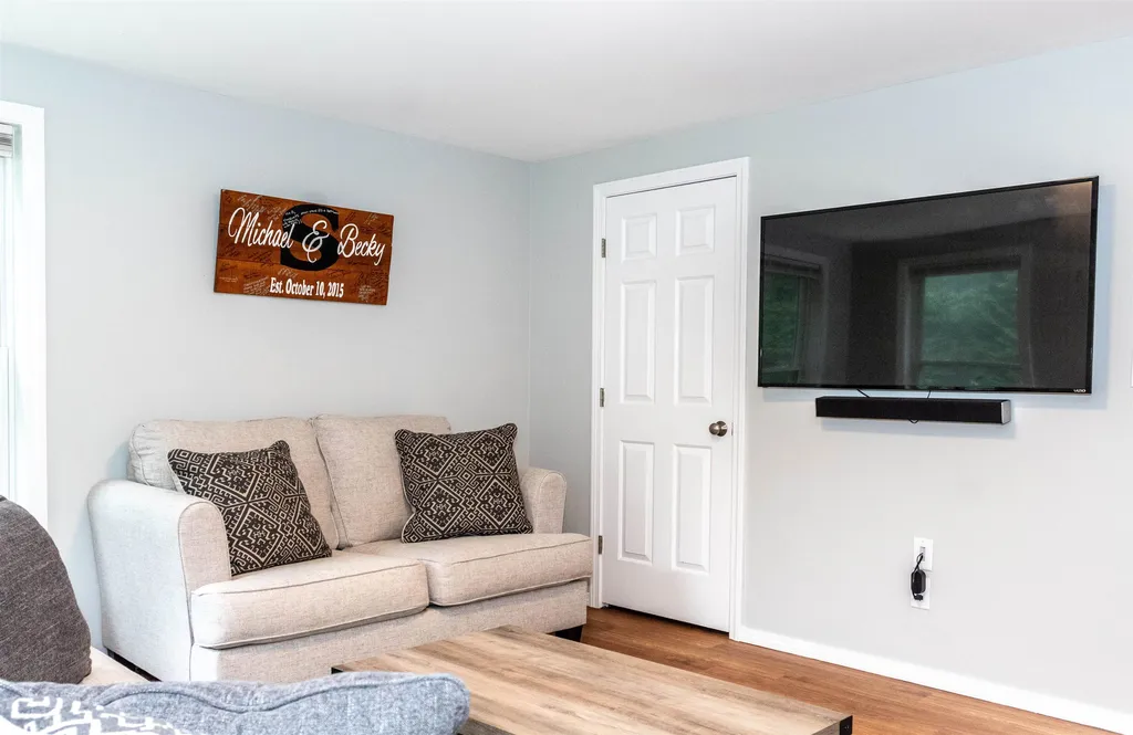 18 Hickory Way Strafford NH 03884