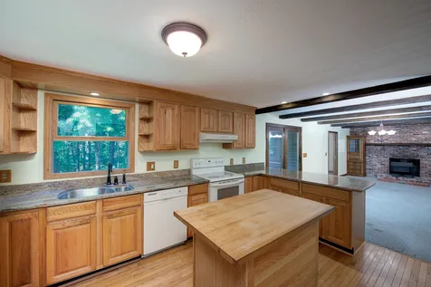 16 Country Club Lane Plaistow NH 03865