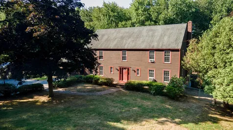 16 Country Club Lane Plaistow NH 03865