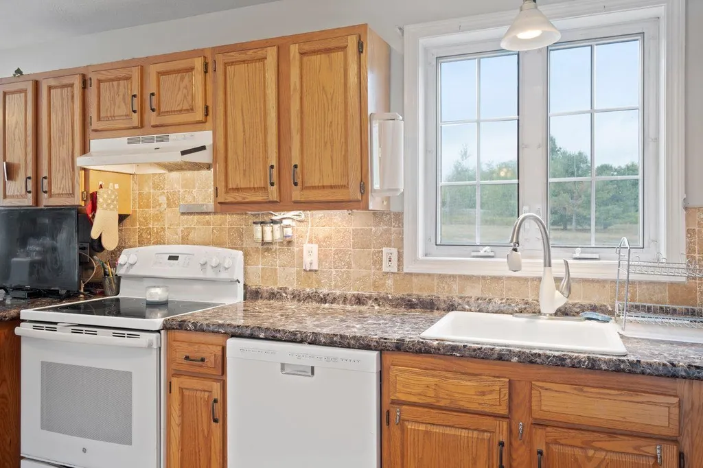 25 Longwood Avenue Londonderry NH 03053