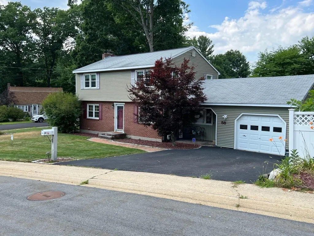 58 Robin Hood Road Nashua NH 03062