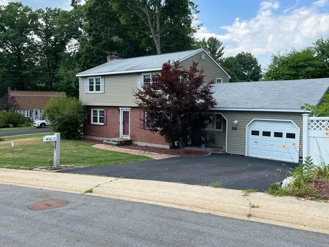 58 Robin Hood Road Nashua NH 03062