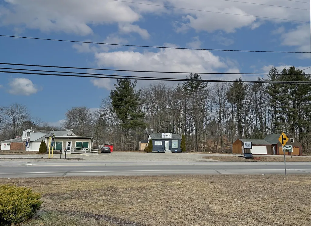 250 - 252 Calef Highway Epping NH 03042