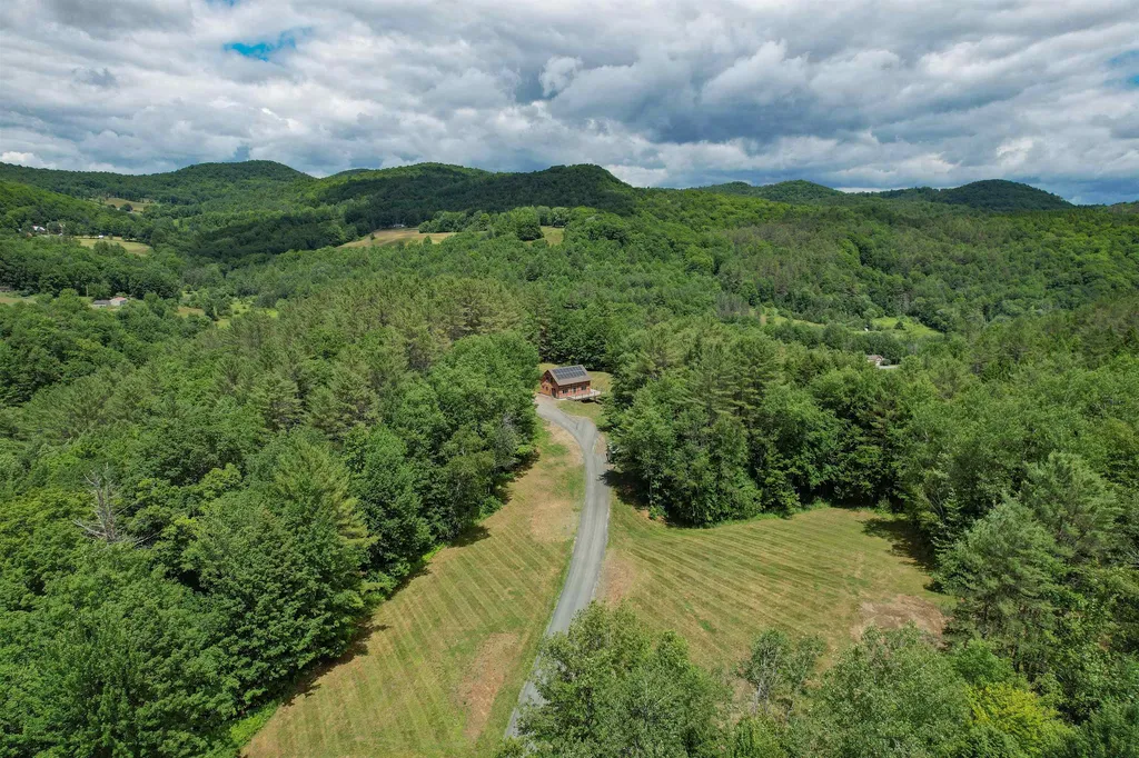 8126 Pomfret Road Pomfret VT 05053