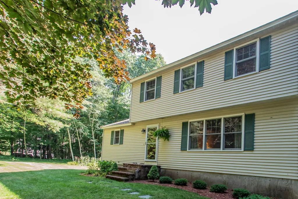 15 Hickory Lane Danville NH 03819