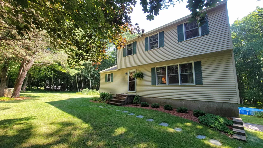 15 Hickory Lane Danville NH 03819