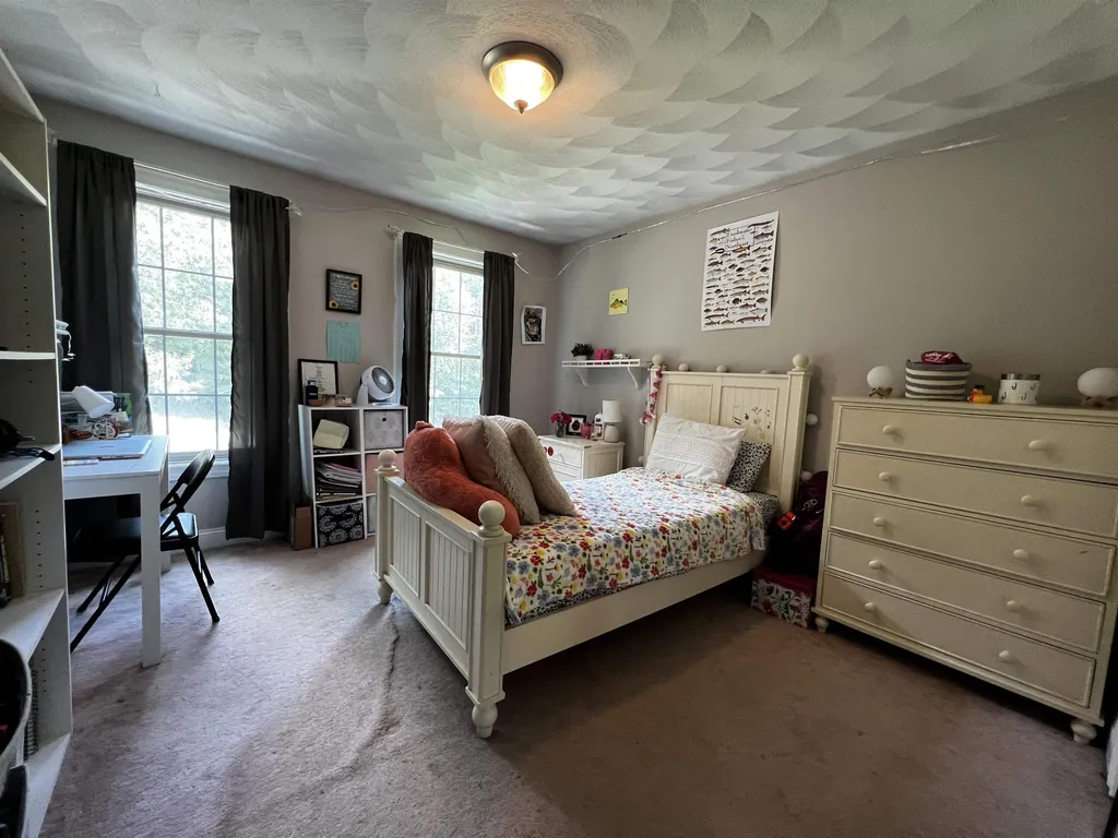 6 Squire Way Stratham NH 03885