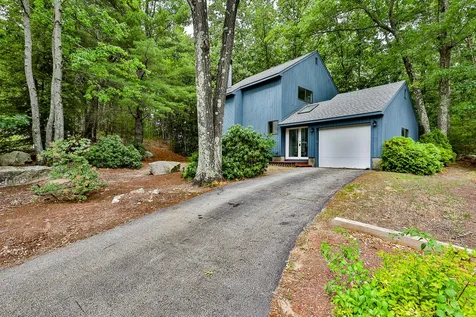 10 Boulder Circle Nashua NH 03062