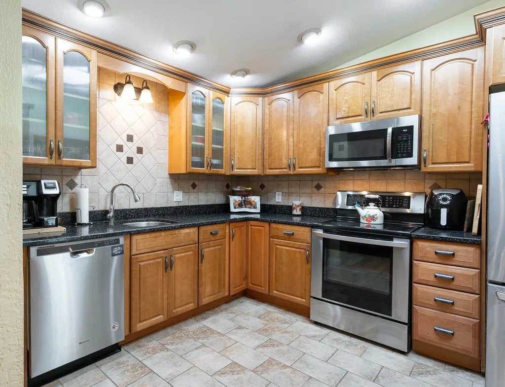 10 Maxwell Drive Derry NH 03038