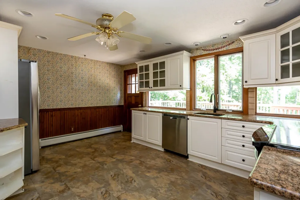 12 Pleasant Drive Londonderry NH 03053