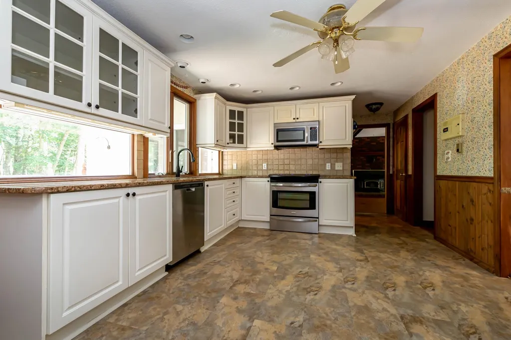 12 Pleasant Drive Londonderry NH 03053