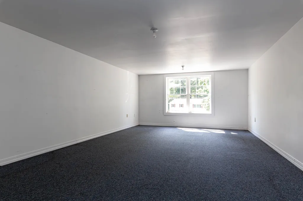 12 Pleasant Drive Londonderry NH 03053