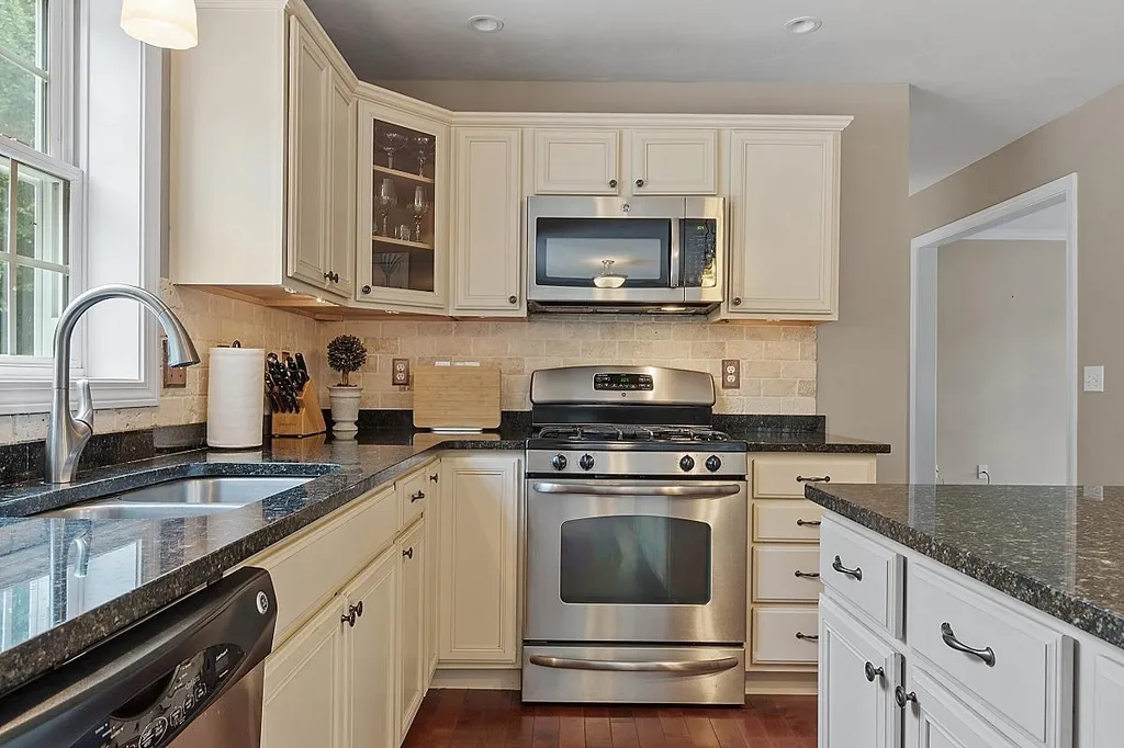 51 Glastombury Drive Sandown NH 03873