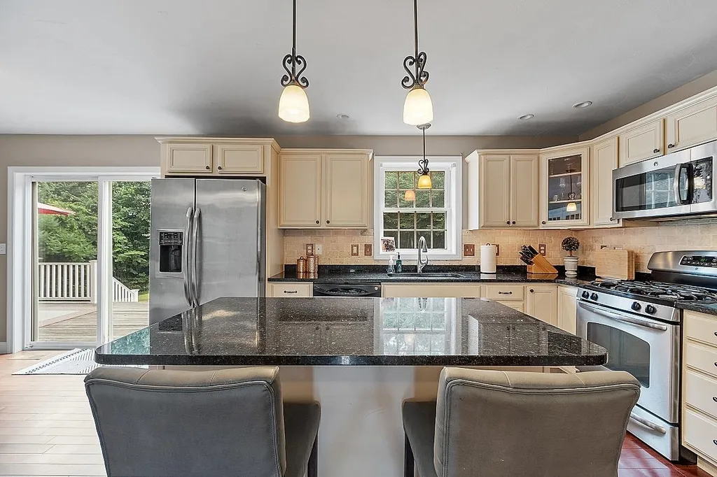 51 Glastombury Drive Sandown NH 03873