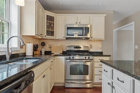 51 Glastombury Drive Sandown NH 03873