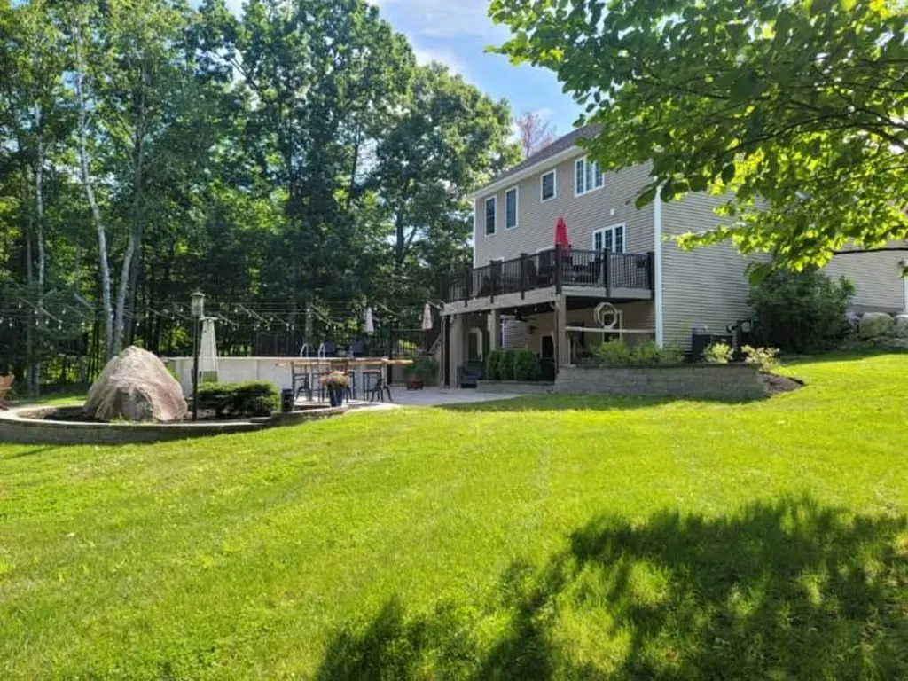 12 Thistle Lane Hooksett NH 03106
