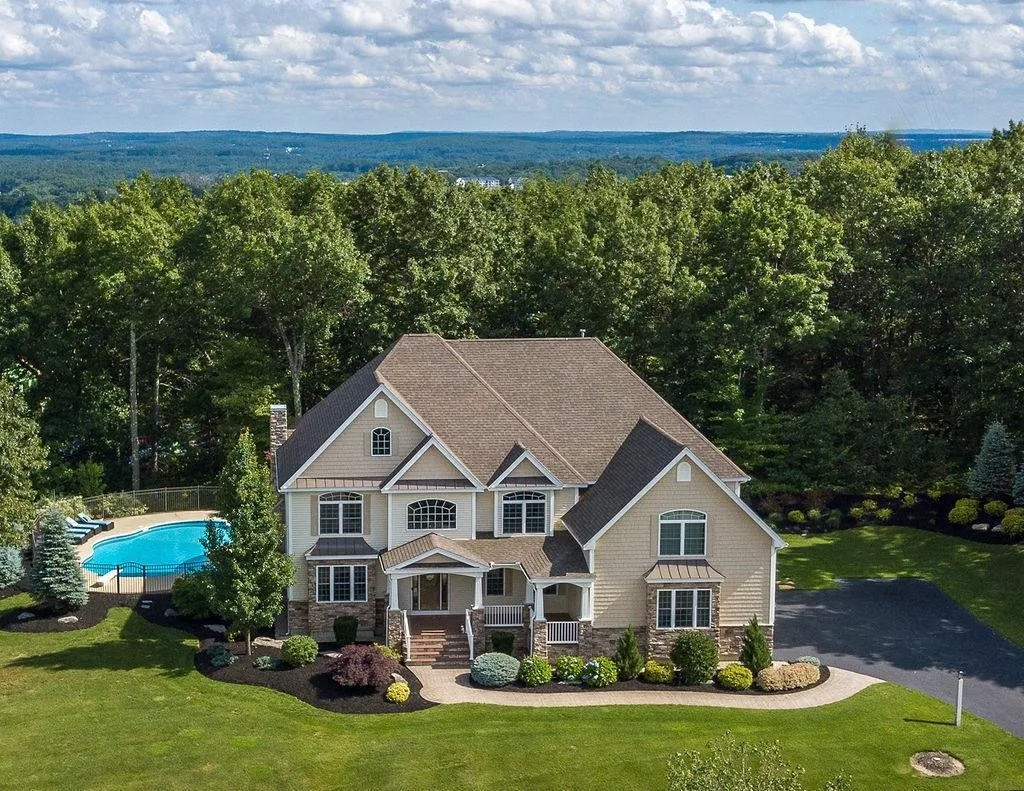 260 Lindstrom Lane Manchester NH 03104